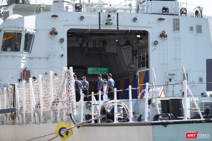 Phía đuôi tàu là sân đỗ trực thăng và hangar giúp tàu có thể mở rộng phạm vi hoạt động trên không Phía đuôi tàu là sân đỗ trực thăng và hangar giúp tàu có thể mở rộng phạm vi hoạt động trên không