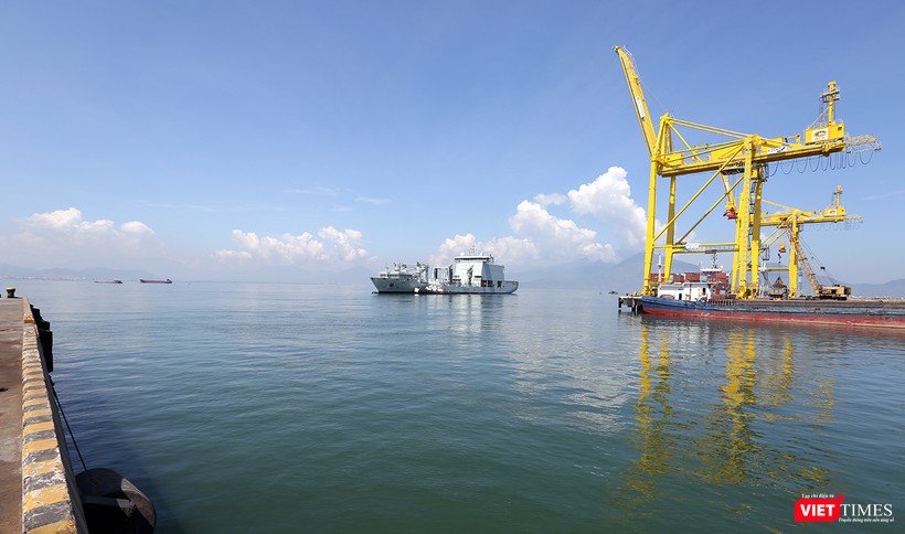 Tàu hậu cần MV Asterix trên vịnh Đà Nẵng Tàu hậu cần MV Asterix trên vịnh Đà Nẵng