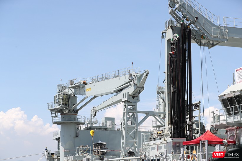 Cận cảnh hệ thống cần cẩu Cận cảnh hệ thống cần cẩu