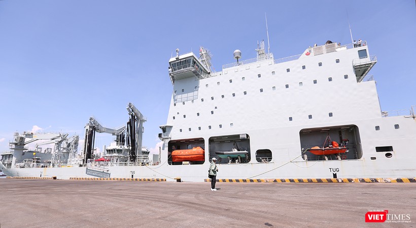 Asterix được trang bị một khu vực để điều trị và xử lý những người di tản và những người sống sót; một khu y tế lớn được chia thành hai khu vực có khả năng chăm sóc 60 người một lúc, cung cấp chỗ cho 350 người trong các tình huống khẩn cấp. Asterix được trang bị một khu vực để điều trị và xử lý những người di tản và những người sống sót; một khu y tế lớn được chia thành hai khu vực có khả năng chăm sóc 60 người một lúc, cung cấp chỗ cho 350 người trong các tình huống khẩn cấp.