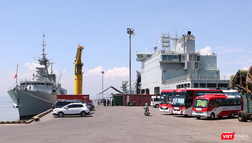 Bộ đôi tàu Hải quân Hoàng Gia Canada (HMCS) Calgary và MV Asterix tại cảng Tiên Sa, Đà Nẵng Bộ đôi tàu Hải quân Hoàng Gia Canada (HMCS) Calgary và MV Asterix tại cảng Tiên Sa, Đà Nẵng