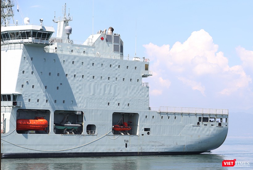 Hệ thống xuồng cứu sinh và sân đỗ máy bay phía đuôi tàu Hệ thống xuồng cứu sinh và sân đỗ máy bay phía đuôi tàu