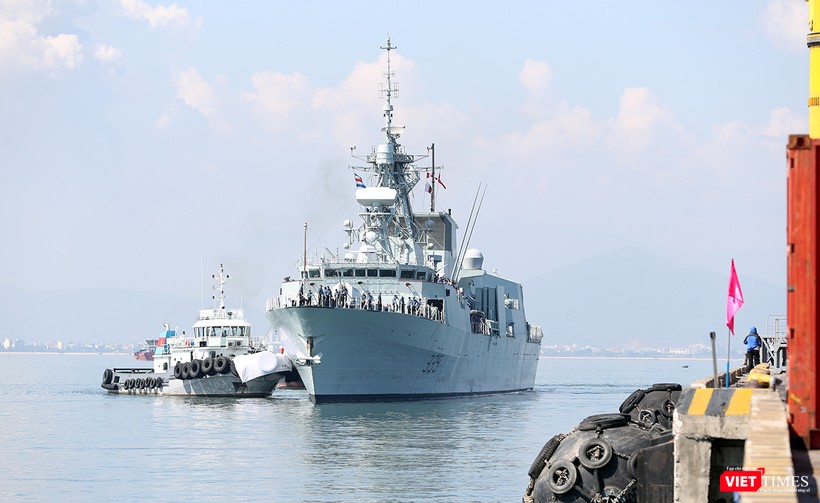 Tàu HMCS Calgary của Hải quân Hoàng gia Canada đang tiến vào Cảng Tiên Sa Tàu HMCS Calgary của Hải quân Hoàng gia Canada đang tiến vào Cảng Tiên Sa