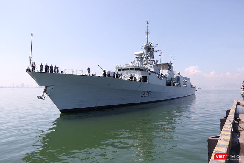 Tàu khu trục thuộc lớp Halifax có lượng giãn nước hơn 4.700 tấn, dài hơn 130m với thủy thủ đoàn 225 người Tàu khu trục thuộc lớp Halifax có lượng giãn nước hơn 4.700 tấn, dài hơn 130m với thủy thủ đoàn 225 người