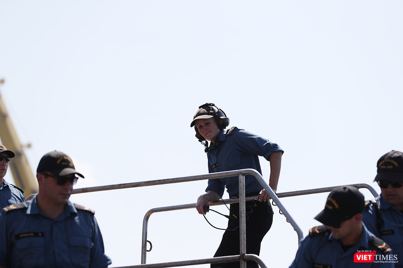 Sĩ quan chỉ huy với bộ đàm làm việc liên tục Sĩ quan chỉ huy với bộ đàm làm việc liên tục