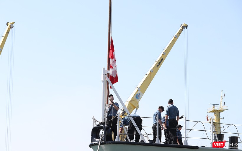 Quốc kỳ Canada được kéo lên khi nào neo đậu an toàn Quốc kỳ Canada được kéo lên khi nào neo đậu an toàn