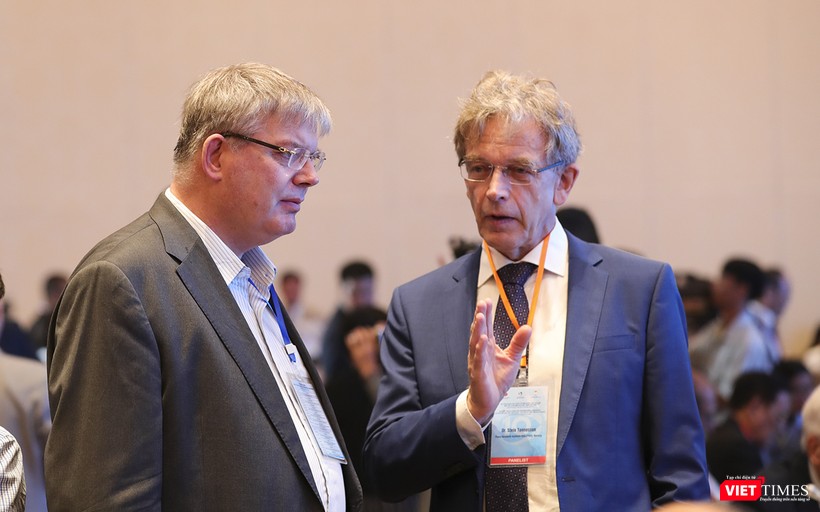 Các đại biểu trao đổi các vấn đề bên lề Hội thảo