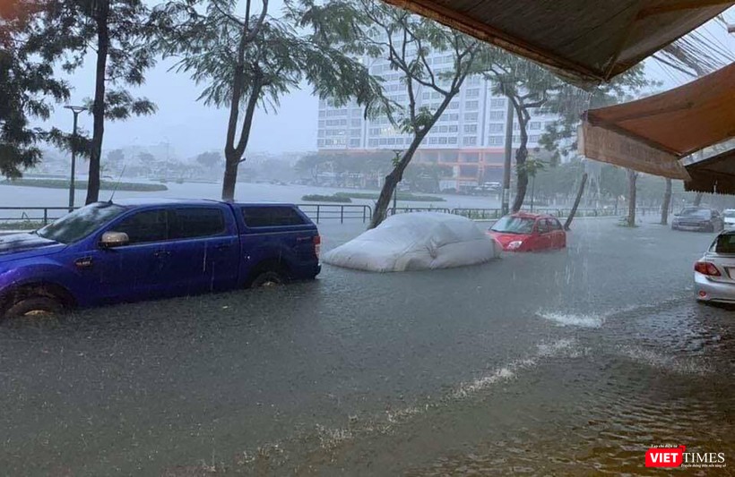 Đường Hàm Nghi chìm trong nước, xe ô tô nằm la liệt. (Ảnh: CTV)