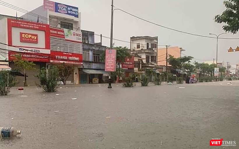 Nhiều tuyến đường bị ngập sau, giao thông tê liệt. (Ảnh: CTV)