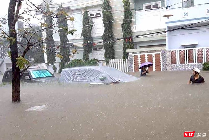 Xe ô tô chìm trong nước