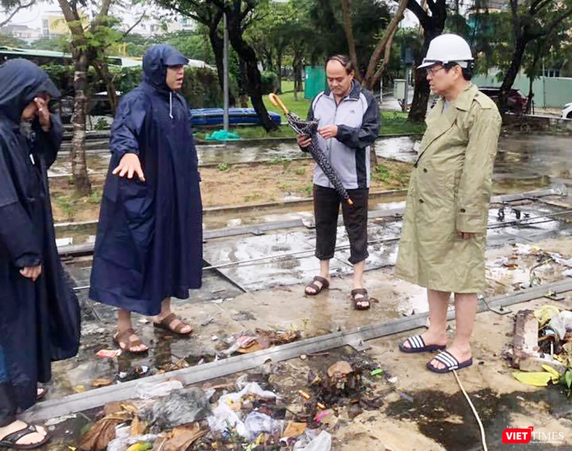 Sáng 9/12, Chủ tịch UBND TP Đà Nẵng Huỳnh Đức Thơ đi thị sát, chỉa đạo xử lý chống ngập