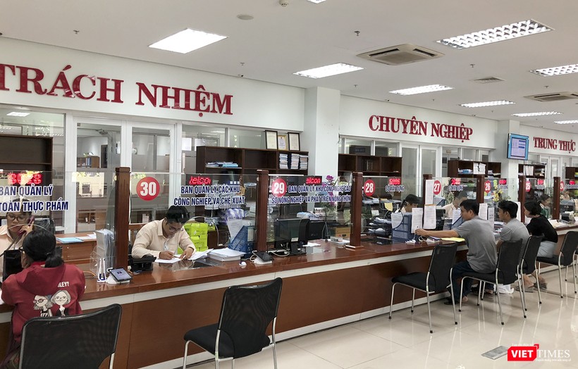 Theo Chủ tịch Huỳnh Đức Thơ, tâm lý lo âu, thụ động, chờ đợi và không dám nghĩ không dám đã xuất hiện phổ biến trong đội ngũ cán bộ công chức Đà Nẵng. Theo Chủ tịch Huỳnh Đức Thơ, tâm lý lo âu, thụ động, chờ đợi và không dám nghĩ không dám đã xuất hiện phổ biến trong đội ngũ cán bộ công chức Đà Nẵng.