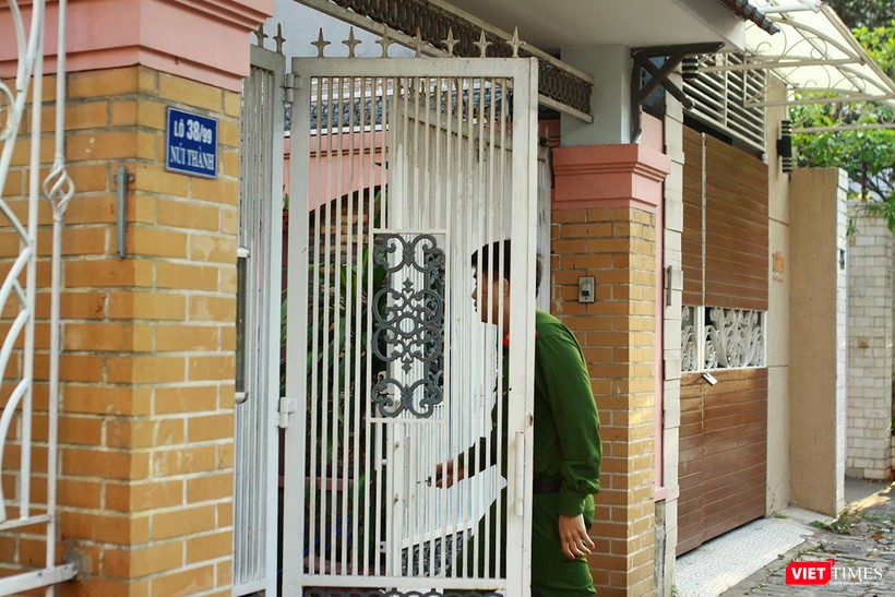 Chiều 19/3, lực lượng công an cũng đã có mặt tại nhà bà Nguyễn Thị Thu Hà-nguyên Phó Giám đốc Sở Tài chính TP Đà Nẵng để thực thi nhiệm vụ 