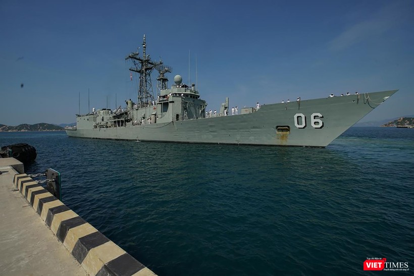 Tàu hộ vệ tên lửa HMAS Newcastle chuẩn bị cập cảng quân sự Cam Ranh Tàu hộ vệ tên lửa HMAS Newcastle chuẩn bị cập cảng quân sự Cam Ranh