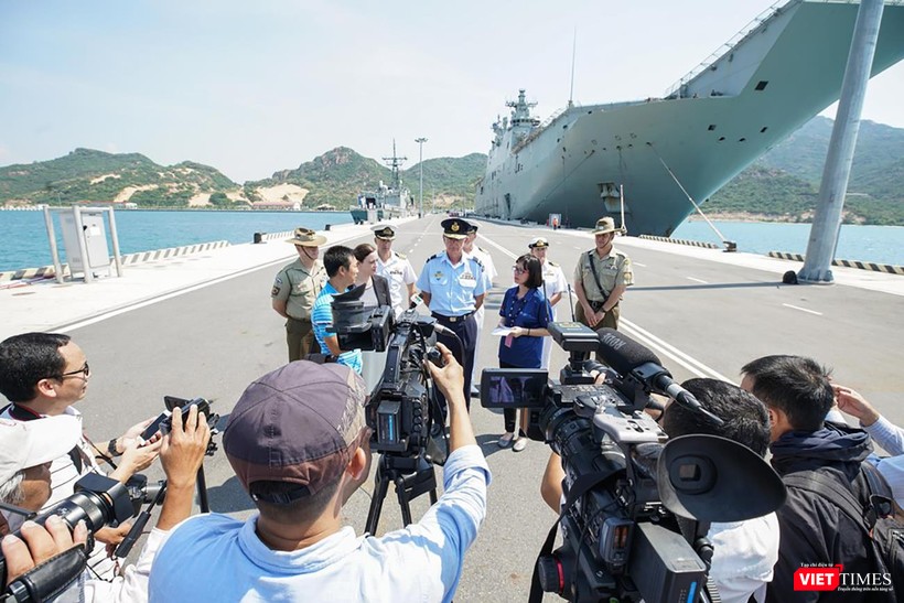 Buổi họp báo nhanh nhân chuyến thăm của đội tàu diễn ra ngay tại hiện trường Buổi họp báo nhanh nhân chuyến thăm của đội tàu diễn ra ngay tại hiện trường
