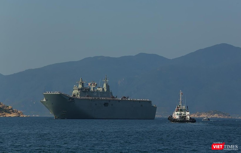 Tàu HMAS Canberra Hải quân Hoàng gia Australia trên vịnh Cam Ranh Tàu HMAS Canberra trên vịnh Cam Ranh