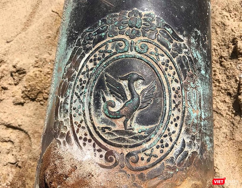 Cận cảnh một họa tiết hoa văn trên thân súng