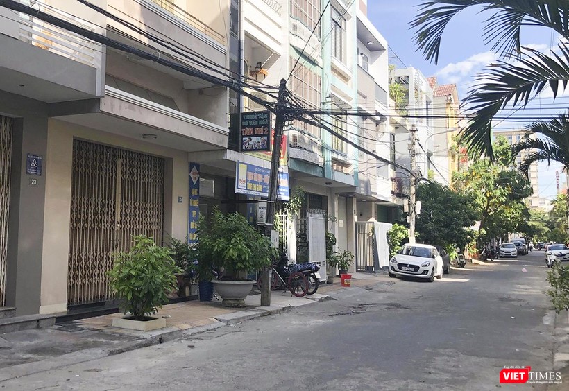 Việc khám xét diễn ra khá nhanh, cả đoạn đường bị phong tỏa