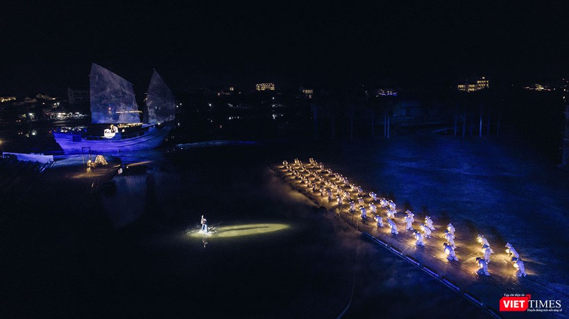 "Đèn và Biển" là câu chuyện tình yêu của cô gái xứ Faifo chờ mãi người yêu là thủy thủ tàu buôn thường xuyên xa đã hể hiện một Hội An phát triển rực rỡ, trở thành một thương cảng sầm uất của thế kỷ 16-17.