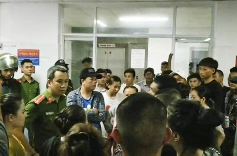 Lực lượng Công an được huy động để đảm bảo trật tự tại Bệnh viện Đà Nẵng sau khi xuất hiện rất đông người tụ tập liên quan đến trường hợp của bệnh nhân Hiền