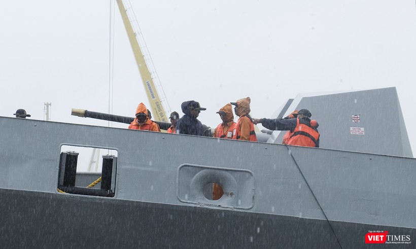 Pháo hạm hạng nặng phía mũi tàu Pháo hạm hạng nặng phía mũi tàu