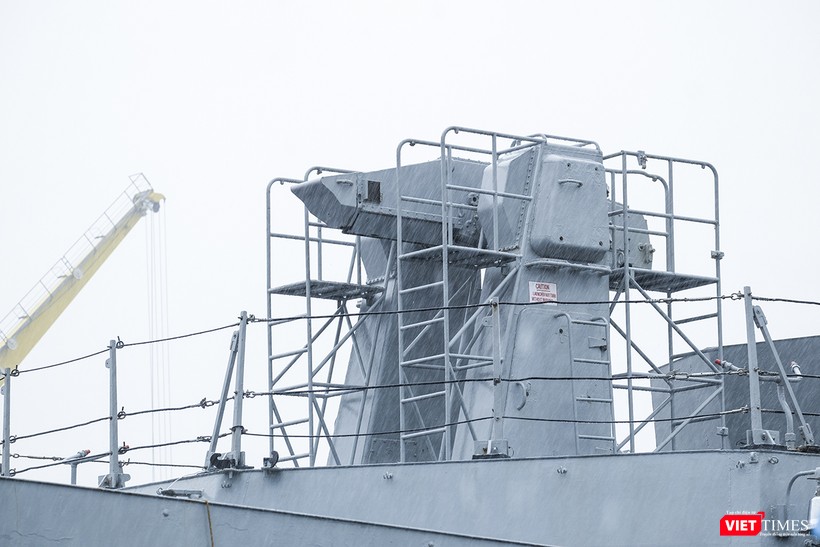 Súng điện tử trên tàu INS Sahyadri (F-49) Súng điện tử trên tàu INS Sahyadri (F-49)