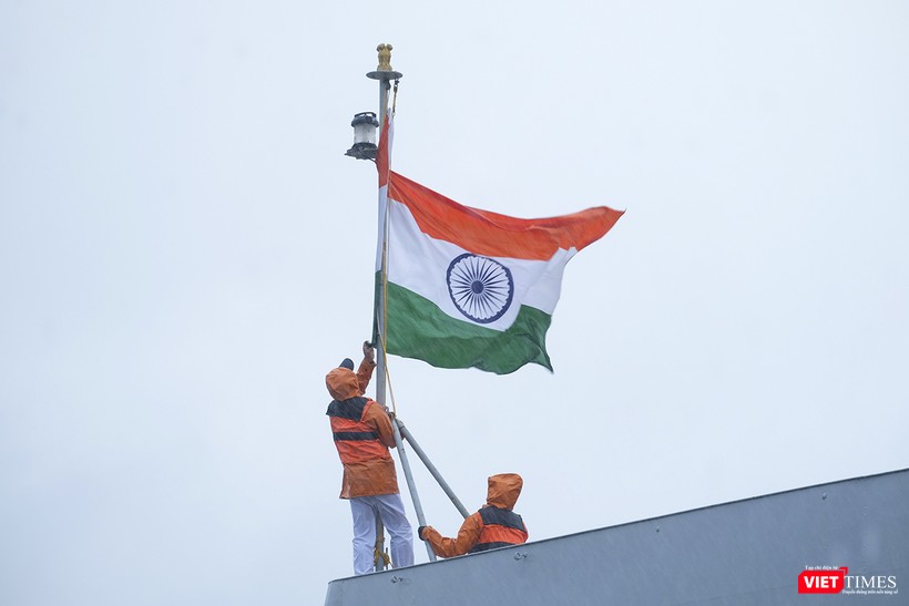 Thủy thủ kéo quốc kỳ Ấn Độ trong mưa Thủy thủ kéo quốc kỳ Ấn Độ trong mưa