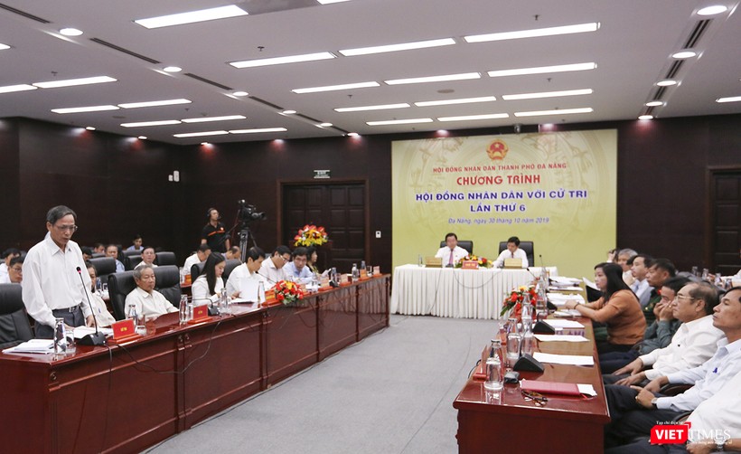 Cử tri phát biểu ý kiến tại buổi đối thoại giữa HĐND TP Đà Nẵng với cử tri TP lần thứ 6 Cử tri phát biểu ý kiến tại buổi đối thoại giữa HĐND TP Đà Nẵng với cử tri TP lần thứ 6