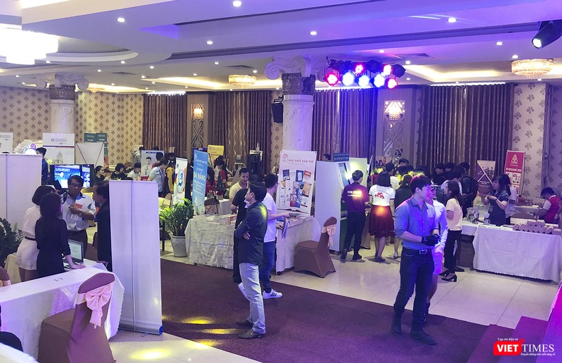 Quang cảnh không gian trưng bày của 80 gian hàng tham gia sự kiện SURF 2019 Quang cảnh không gian trưng bày của 80 gian hàng tham gia sự kiện SURF 2019