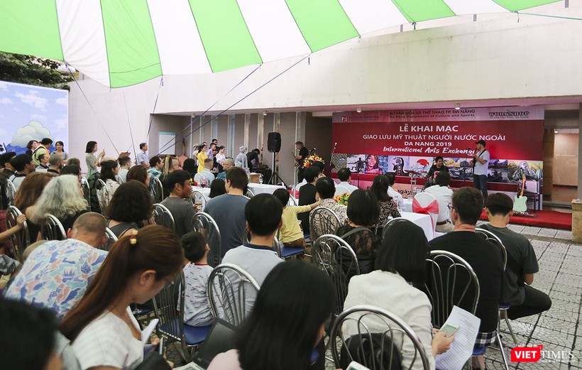 Quang cảnh buổi khai mạc