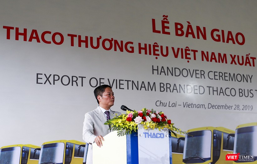 Bộ trưởng Bộ Công thương Trần Tuấn Anh phát biểu tại sự kiện Thaco xuất xe bus sang Philippines sáng 28/12