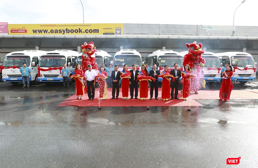 Lãnh đạo UBND TP Đà Nẵng, Sở GTVT và đại diện doanh nghiệp cắt băng khánh thành tuyến xe buýt Đà Nẵng - Huế