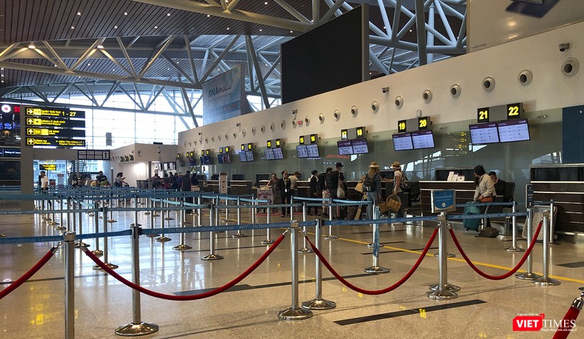 Khu vực làm thủ tục thưa thớt khách