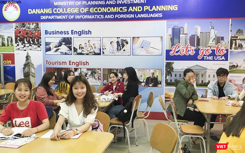 Sinh viên vui vẻ vào lớp Sinh viên vui vẻ vào lớp