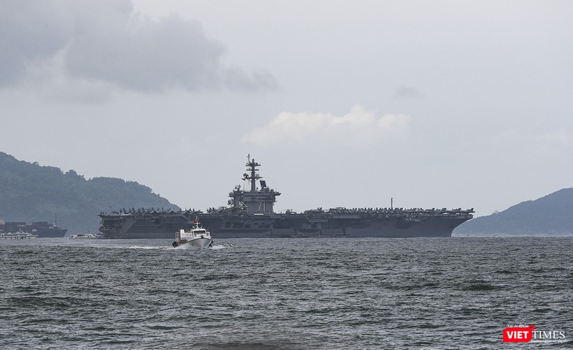 USS Theodore Roosevelt sừng sững