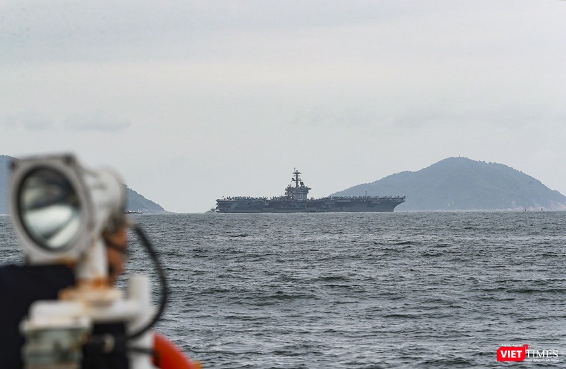 Vì lý do thời tiết, phóng viên báo chí vẫn không thể "đột nhập" được tàu sân bay USS Theodore Roosevelt