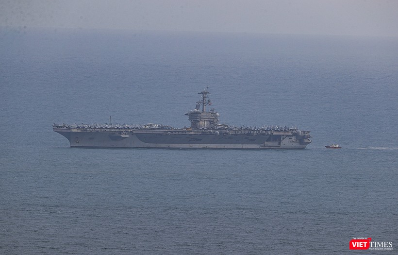 Và neo đậu ngoài vịnh Đà Nẵng, cách bờ khoảng 1km