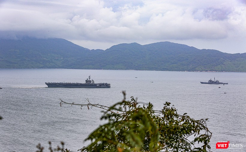 Sáng ngày 5/3, đội tàu hàng không mẫu hạm USS Theodore Roosevelt (CVN-71) của Hải quân Hoa Kỳ đã xuất hiện trên vịnh Đà Nẵng