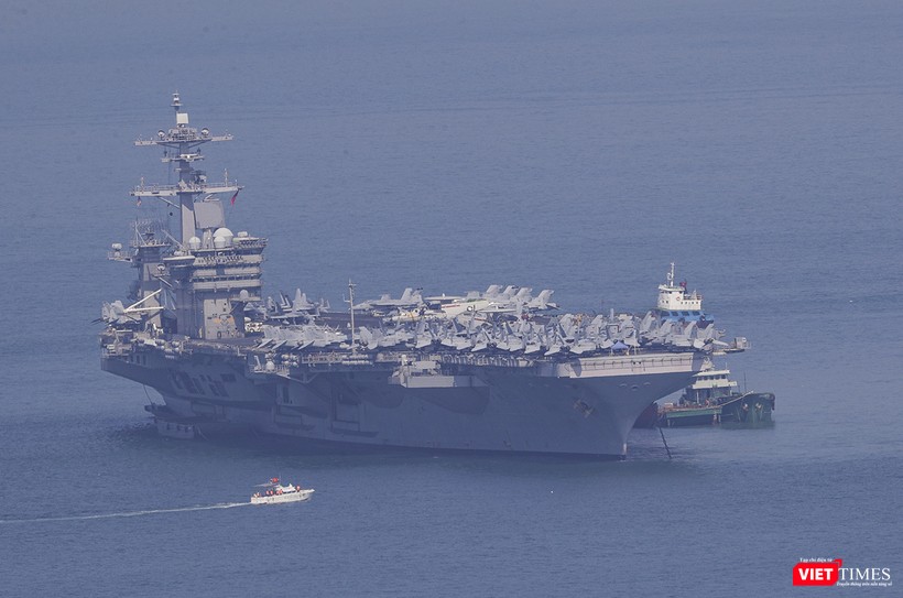 Tàu USS Theodore Roosevelt (CVN-71) neo đậu trên vịnh Đà Nẵng trong suốt thời gian chuyến thăm