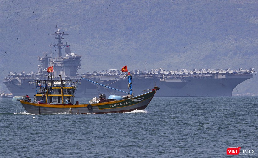 Tàu thuyền của ngư dân đi lại quanh khu vực tàu USS Theodore Roosevelt neo đậu