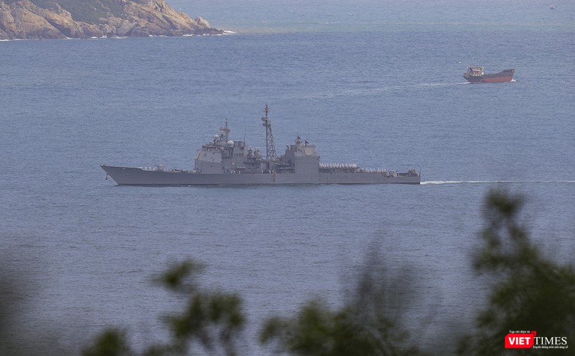 Tuần dương hạm USS Bunker Hill (CG-52) tiến vào cảng Tiên Sa