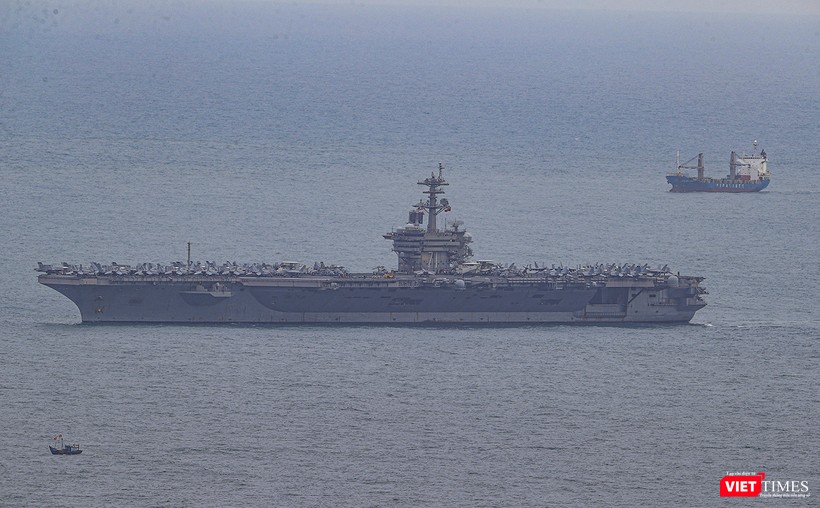 USS Theodore Roosevelt (CVN-71) trên vịnh Đà Nẵng