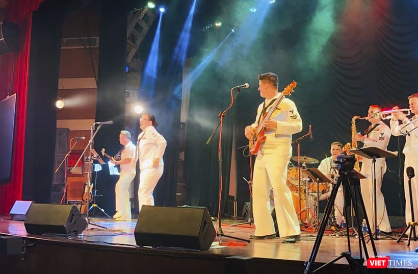 Tối cùng ngày, biểu diễn âm nhạc tại Nhà hát Tuồng Nguyễn Hiển Dĩnh