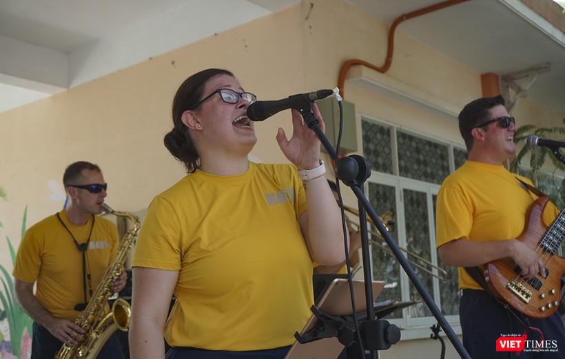 Sáng cùng ngày, thủy thủ đoàn có buổi biểu diễn âm nhạc tại Trung tâm nuôi dạy trẻ mồ côi Hoa Mai