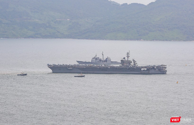 Bộ đôi tàu USS Theodore Roosevelt (CVN-71) và tuần dương hạm USS Bunker Hill (CG-52) trên vịnh Đà Nẵng