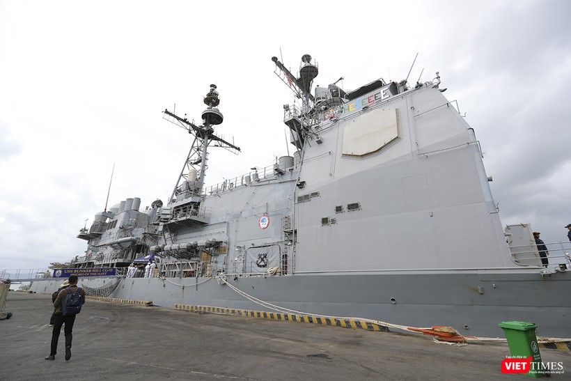 Tuần dương hạm USS Bunker Hill (CG-52) trên cảng Tiên Sa (Đà Nẵng)