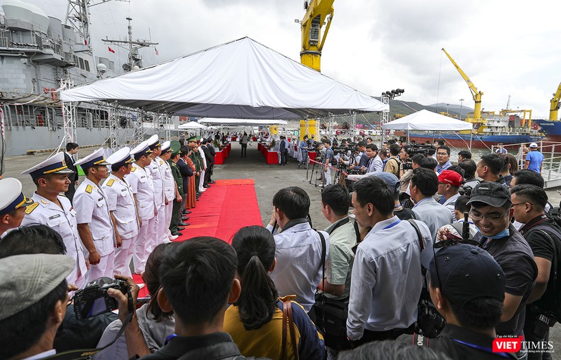Chiều ngày 5/3, lễ đón đội tàu USS Theodore Roosevelt (CVN-71) được thực hiện ngay tại Cảng Tiên Sa, sự kiện thu hút sự quan tâm của báo chí trong nước và quốc tế