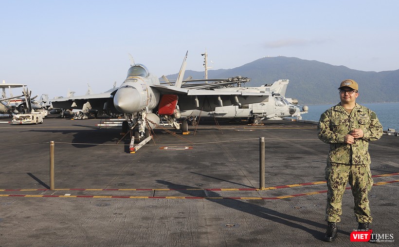 Cận cảnh chiến đấu cơ trên tàu