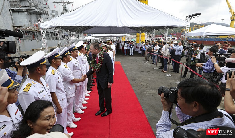 Đại sứ Mỹ tại Việt Nam trong lễ đón đội tàu