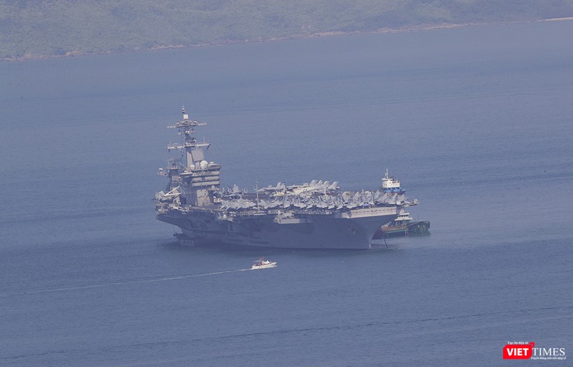 Chiều ngày 9/3, tàu USS Theodore Roosevelt (CVN-71) nhổ neo, quay đầu rời vịnh Đà Nẵng